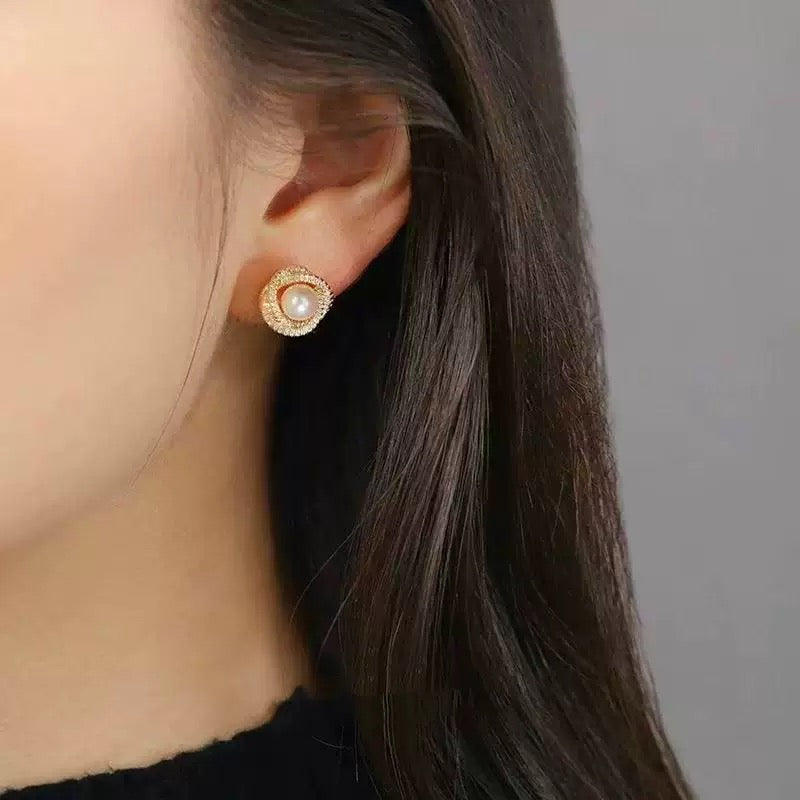 Vintage Style Crystal Pearl Earrings (Gold)