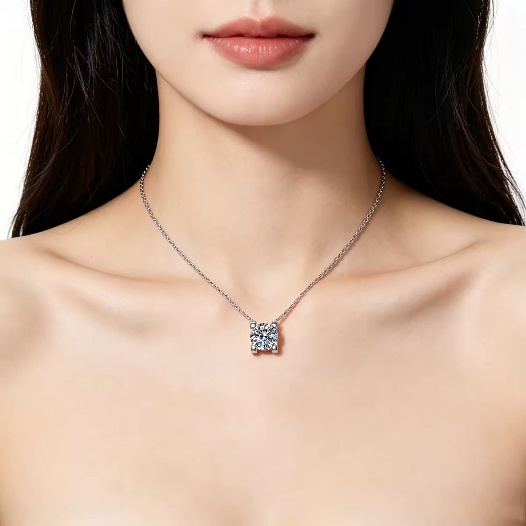 S925 Sterling Silver Classic Four-Prong Bull Head Moissanite Pendant Necklace