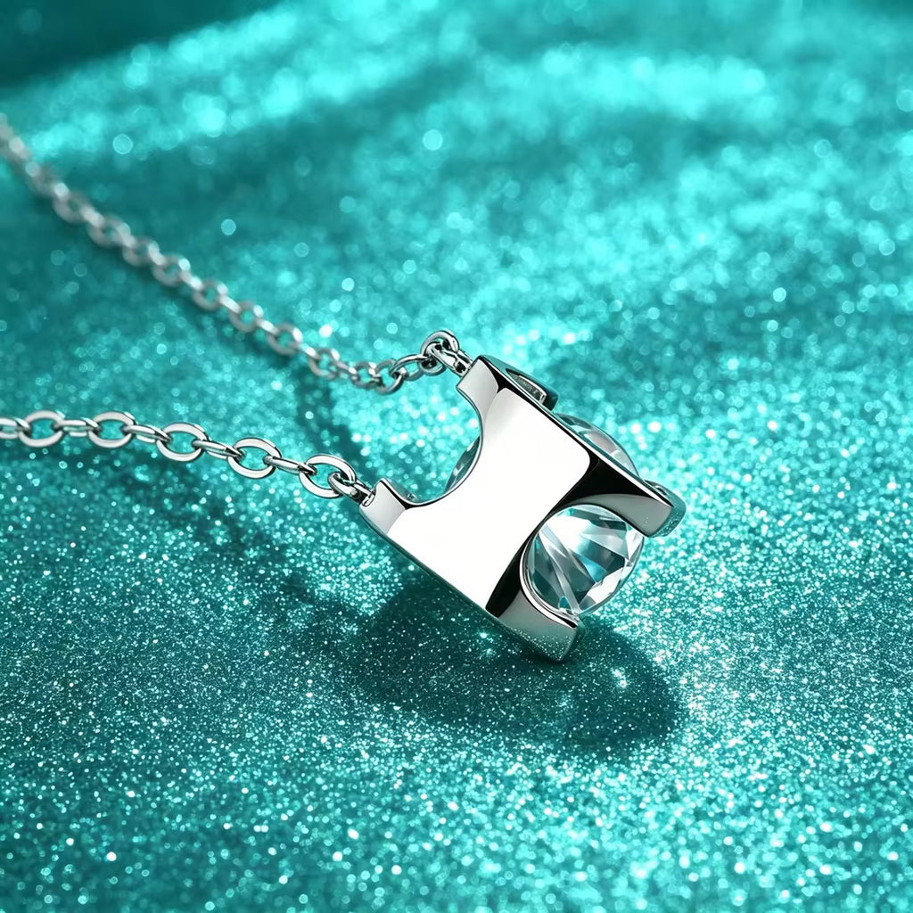 S925 Sterling Silver Classic Four-Prong Bull Head Moissanite Pendant Necklace